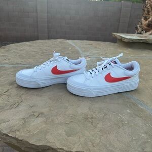 NWOT Women’s size 8.5 Nike platform sneakers